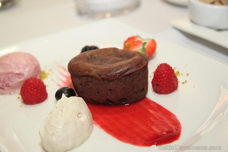 Vecrīgas zivju restorāns «Le Dome» prezentē jauno ēdienkarti piedāvājumu - Deserti – «Valrhona» šokolādes fondāns ar tonkas pupu krēmu un pašgatavotu Vecrīgas zivju restorāns «Le Dome» prezentē jauno ēdienkarti piedāvājumu - Deserti – «Valrhona» šokolādes fondāns ar tonkas pupu krēmu un pašgatavotu 137545