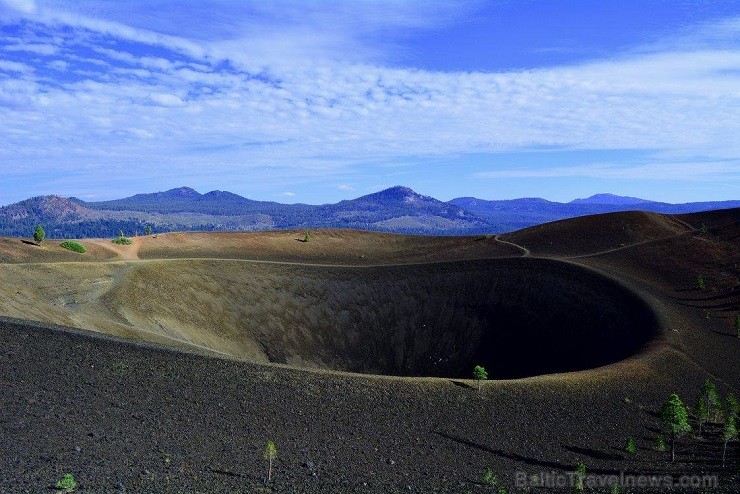 Cinder Cone vulkāna virsotnē atrodas interesants krāteris 142916
