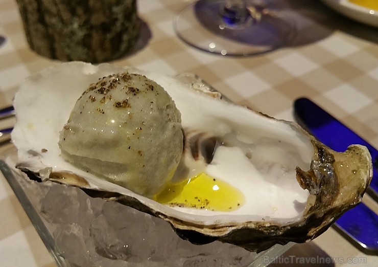 Rīgas restorāns «Melnā bite» piedāvāja 18/19.03.2015 vakariņas ar Michelin zvaigznes pavāru Alfredo Russo no Itālijas - austeru saldējums Alfredo Rus Rīgas restorāns «Melnā bite» piedāvāja 18/19.03.2015 vakariņas ar Michelin zvaigznes pavāru Alfredo Russo no Itālijas - austeru saldējums Alfredo Rus 145320