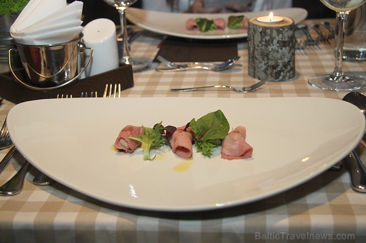 Rīgas restorāns «Melnā bite» piedāvāja 18/19.03.2015 vakariņas ar Michelin zvaigznes pavāru Alfredo Russo no Itālijas - teļa gaļa tunča mērcē ar citr Rīgas restorāns «Melnā bite» piedāvāja 18/19.03.2015 vakariņas ar Michelin zvaigznes pavāru Alfredo Russo no Itālijas - teļa gaļa tunča mērcē ar citr 145321