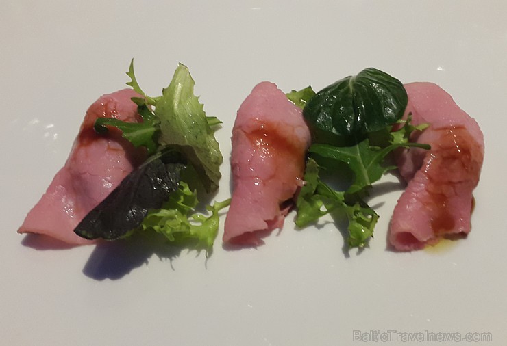 Rīgas restorāns «Melnā bite» piedāvāja 18/19.03.2015 vakariņas ar Michelin zvaigznes pavāru Alfredo Russo no Itālijas - teļa gaļa tunča mērcē ar citr Rīgas restorāns «Melnā bite» piedāvāja 18/19.03.2015 vakariņas ar Michelin zvaigznes pavāru Alfredo Russo no Itālijas - teļa gaļa tunča mērcē ar citr 145322