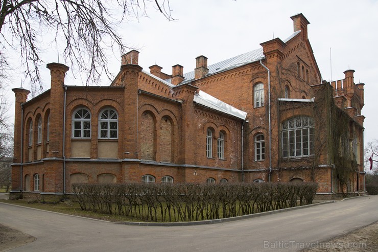 Puikules muižas pils celta neogotikas stilā ar interesantu ķieģeļu pielietojumu un monumentālu torni Puikules muižas pils celta neogotikas stilā ar interesantu ķieģeļu pielietojumu un monumentālu torni 145350