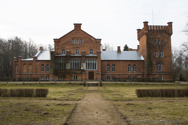 1938. gadā to nodeva Puikules pagasta pārvaldījumā, bet muižas kungu mājā ierīkoja skolu, kas tur atrodas joprojām 1938. gadā to nodeva Puikules pagasta pārvaldījumā, bet muižas kungu mājā ierīkoja skolu, kas tur atrodas joprojām 145353