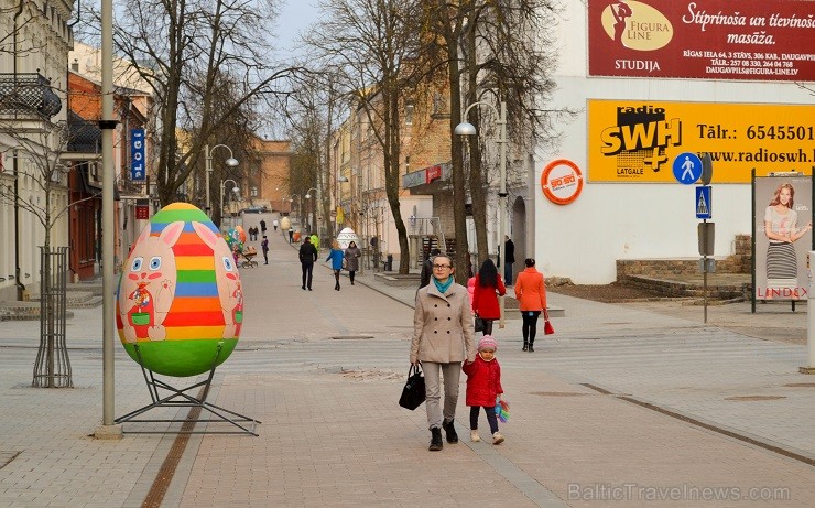 Savukārt Vienības laukumā top pilsētas «galvenā» Lieldienu ola, Tāpat kā aizpērn un pērn, tā būs Latvijā lielākā Lieldienu ola, kuras augstums būs vai Savukārt Vienības laukumā top pilsētas «galvenā» Lieldienu ola, Tāpat kā aizpērn un pērn, tā būs Latvijā lielākā Lieldienu ola, kuras augstums būs vai 145683