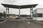 Automātiskā numura atpazīšanas sistēma fiksē automašīnu numuru tai iebraucot un izbraucot no stāvvietas, tādejādi radot klientiem papildus drošību un  2