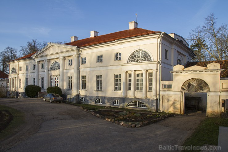 Muižas pirmsākumi meklējami 16. gs. beigās - 16./17. gs. mijā. 17. gs. muižas komplekss veidojās pie tagadējās pārvaldnieka mājas, kas ir vecākā ēka k Muižas pirmsākumi meklējami 16. gs. beigās - 16./17. gs. mijā. 17. gs. muižas komplekss veidojās pie tagadējās pārvaldnieka mājas, kas ir vecākā ēka k 146788