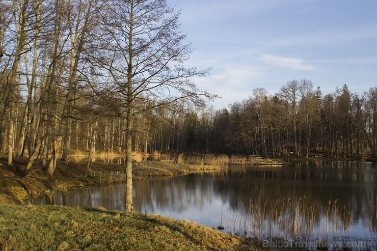 Pie pils 19. gadsimta otrajā pusē grāfs Lambsdorfs ierīkoja parku, kas centrālā daļā ir regulāra plānojuma, tālāk – ainavu parks ar dīķiem Pie pils 19. gadsimta otrajā pusē grāfs Lambsdorfs ierīkoja parku, kas centrālā daļā ir regulāra plānojuma, tālāk – ainavu parks ar dīķiem 146805