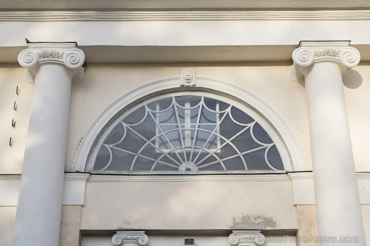 No 1800. līdz 1810. gadam Manteifels savai meitai pēc arhitekta H. Dihta projekta cēla jaunu, skaistu dzīvojamo ēku – pašreizējo pili ar saimniecības No 1800. līdz 1810. gadam Manteifels savai meitai pēc arhitekta H. Dihta projekta cēla jaunu, skaistu dzīvojamo ēku – pašreizējo pili ar saimniecības 146810