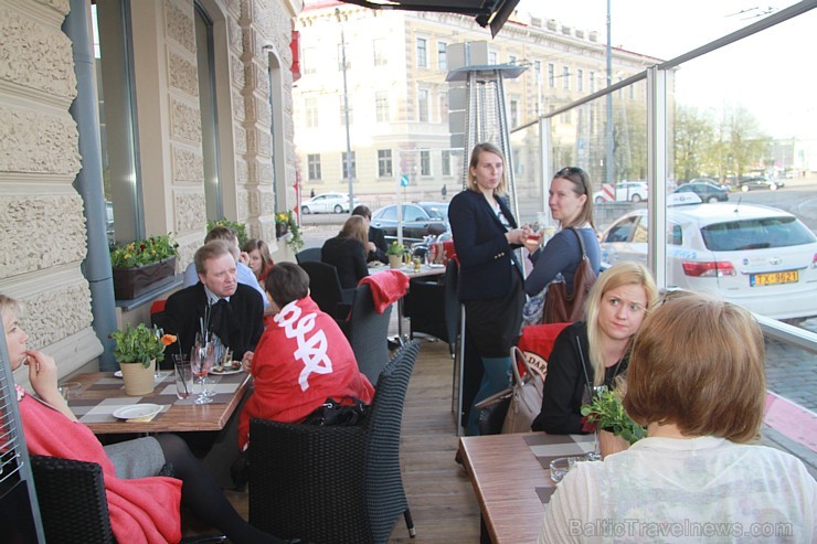 Vecrīgas viesnīcas restorāns «De Commerce Gastro Pub 1871» pirmo reizi vēsturē atver vasaras terasi. Vairāk informācijas - www.decommerce.lv Vecrīgas viesnīcas restorāns «De Commerce Gastro Pub 1871» pirmo reizi vēsturē atver vasaras terasi. Vairāk informācijas - www.decommerce.lv 148077