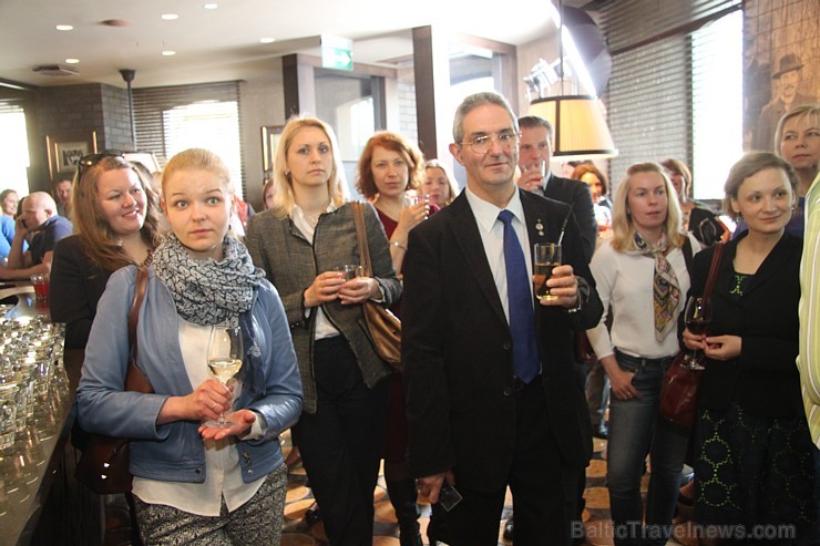 Vecrīgas viesnīcas restorāns «De Commerce Gastro Pub 1871» pirmo reizi vēsturē atver vasaras terasi. Vairāk informācijas - www.decommerce.lv Vecrīgas viesnīcas restorāns «De Commerce Gastro Pub 1871» pirmo reizi vēsturē atver vasaras terasi. Vairāk informācijas - www.decommerce.lv 148081