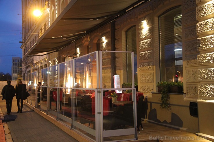Vecrīgas viesnīcas restorāns «De Commerce Gastro Pub 1871» pirmo reizi vēsturē atver vasaras terasi. Vairāk informācijas - www.decommerce.lv Vecrīgas viesnīcas restorāns «De Commerce Gastro Pub 1871» pirmo reizi vēsturē atver vasaras terasi. Vairāk informācijas - www.decommerce.lv 148106