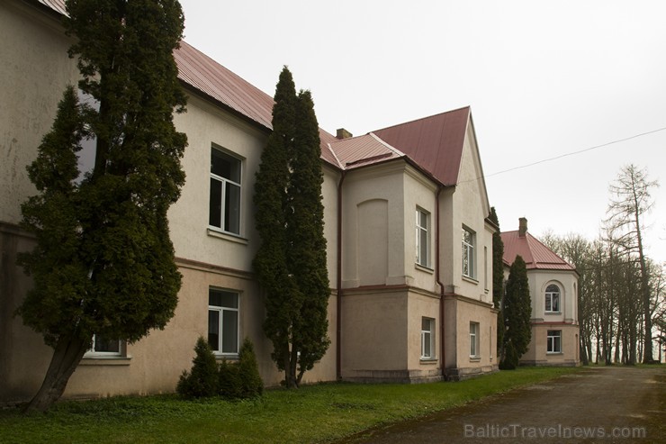 Vānes muiža celta 19. gadsimtā. Ēkā tagad izvietota Vānes pamatskola, taču baronu laikos kopā ar Aizupi tā bijusi viens no lielākajiem apkārtnes īpašu Vānes muiža celta 19. gadsimtā. Ēkā tagad izvietota Vānes pamatskola, taču baronu laikos kopā ar Aizupi tā bijusi viens no lielākajiem apkārtnes īpašu 148561