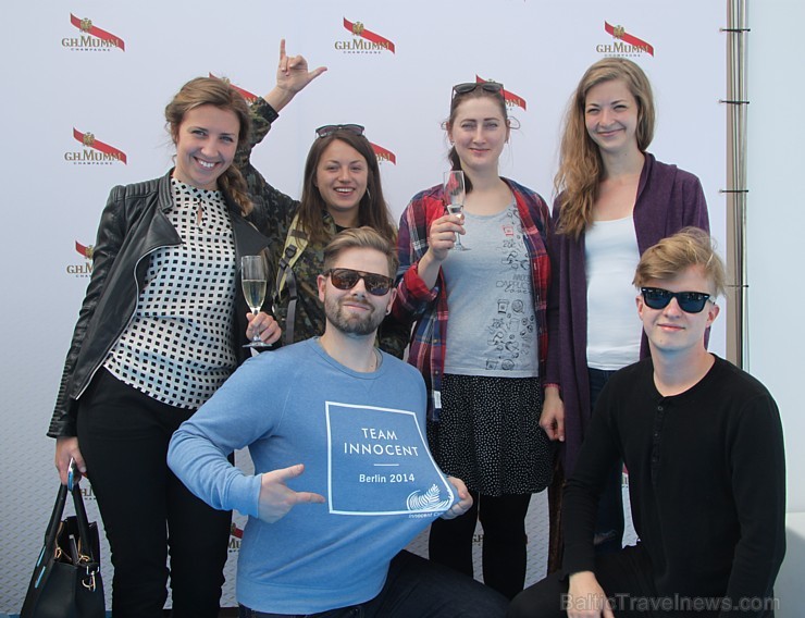 Travelnews.lv redakcija ar Rīgas viesnīcas Mercure Hotel Rīga atbalstu 2.06.2015 izbauda debesu restorānu «Dinner in the sky Riga» Travelnews.lv redakcija ar Rīgas viesnīcas Mercure Hotel Rīga atbalstu 2.06.2015 izbauda debesu restorānu «Dinner in the sky Riga» 150662