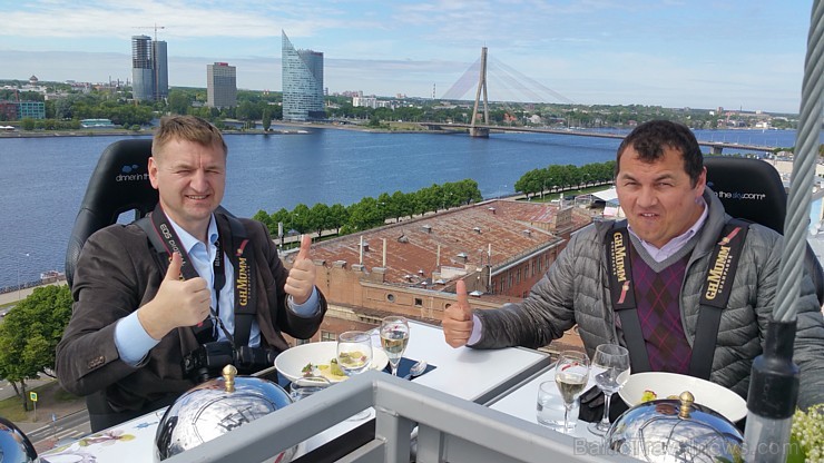 Travelnews.lv redakcija ar Rīgas viesnīcas Mercure Hotel Rīga atbalstu 2.06.2015 izbauda debesu restorānu «Dinner in the sky Riga» Travelnews.lv redakcija ar Rīgas viesnīcas Mercure Hotel Rīga atbalstu 2.06.2015 izbauda debesu restorānu «Dinner in the sky Riga» 150669
