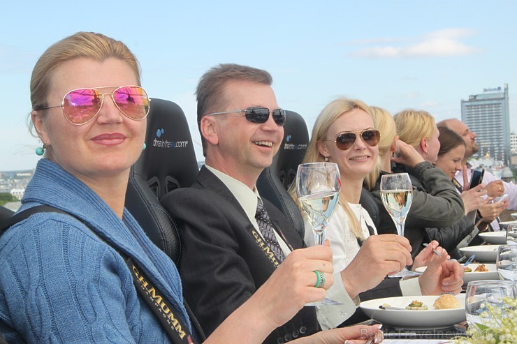 Travelnews.lv redakcija ar Rīgas viesnīcas Mercure Hotel Rīga atbalstu 2.06.2015 izbauda debesu restorānu «Dinner in the sky Riga» Travelnews.lv redakcija ar Rīgas viesnīcas Mercure Hotel Rīga atbalstu 2.06.2015 izbauda debesu restorānu «Dinner in the sky Riga» 150672