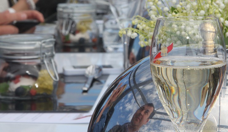 Travelnews.lv redakcija ar Rīgas viesnīcas Mercure Hotel Rīga atbalstu 2.06.2015 izbauda debesu restorānu «Dinner in the sky Riga» Travelnews.lv redakcija ar Rīgas viesnīcas Mercure Hotel Rīga atbalstu 2.06.2015 izbauda debesu restorānu «Dinner in the sky Riga» 150694