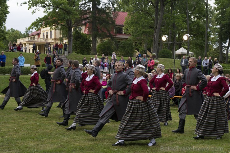 Dikļu pils dārzā ar dziesmām, dejām, rotaļām un Jāņu ugunskuru atklāj Kocēnu novada svētkus 151846