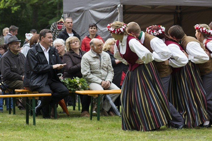 Dikļu pils dārzā ar dziesmām, dejām, rotaļām un Jāņu ugunskuru atklāj Kocēnu novada svētkus 151856