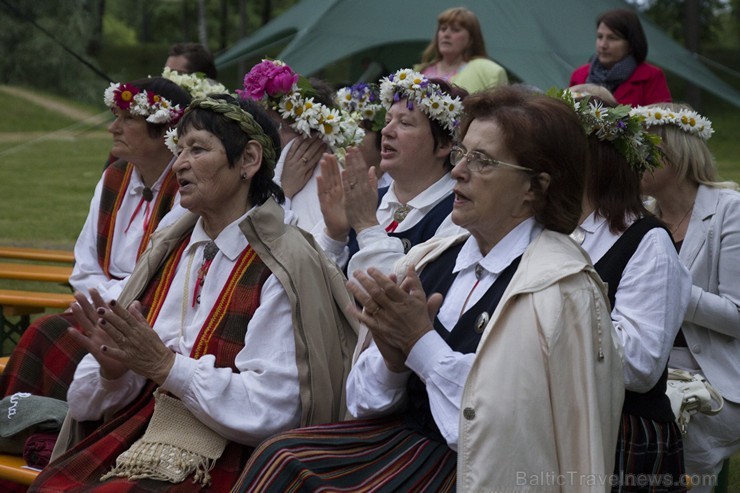 Dikļu pils dārzā ar dziesmām, dejām, rotaļām un Jāņu ugunskuru atklāj Kocēnu novada svētkus 151860