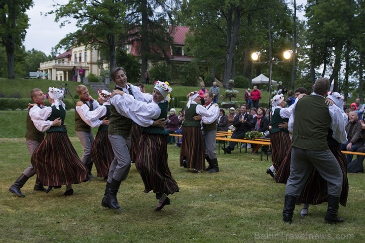 Dikļu pils dārzā ar dziesmām, dejām, rotaļām un Jāņu ugunskuru atklāj Kocēnu novada svētkus 151861