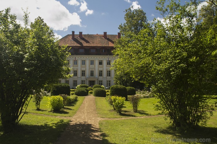 Ansabļa kompozīcijas centrā atrodas muiža - pils, kas uzcelta 1780. gadā pēc muižas īpašnieka Vilhelma Georga fon Falkerzāma ierosmes Ansabļa kompozīcijas centrā atrodas muiža - pils, kas uzcelta 1780. gadā pēc muižas īpašnieka Vilhelma Georga fon Falkerzāma ierosmes 156568