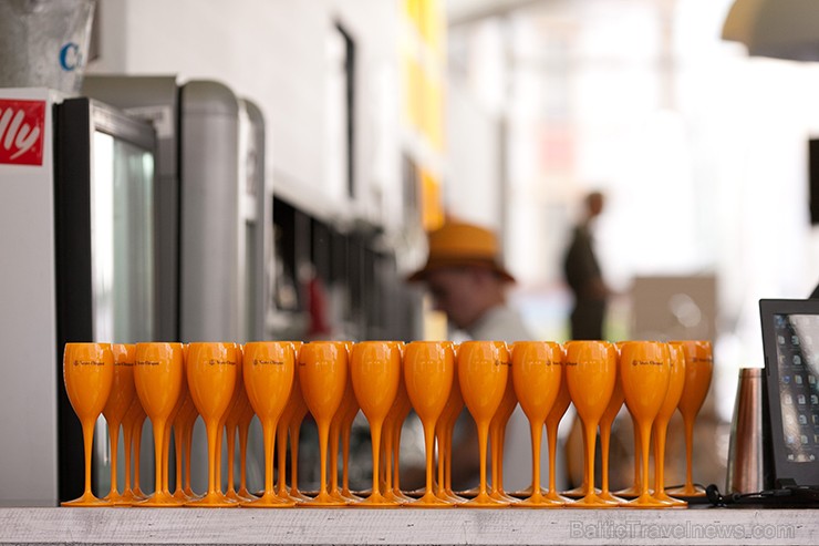 Sadarbībā ar Veuve Clicquot restorāna SEZONA dzirkstošajā vakarā tiek baudīta vasarīga mūzika, šampanietis un uzkodas Sadarbībā ar Veuve Clicquot restorāna SEZONA dzirkstošajā vakarā tiek baudīta vasarīga mūzika, šampanietis un uzkodas 156569