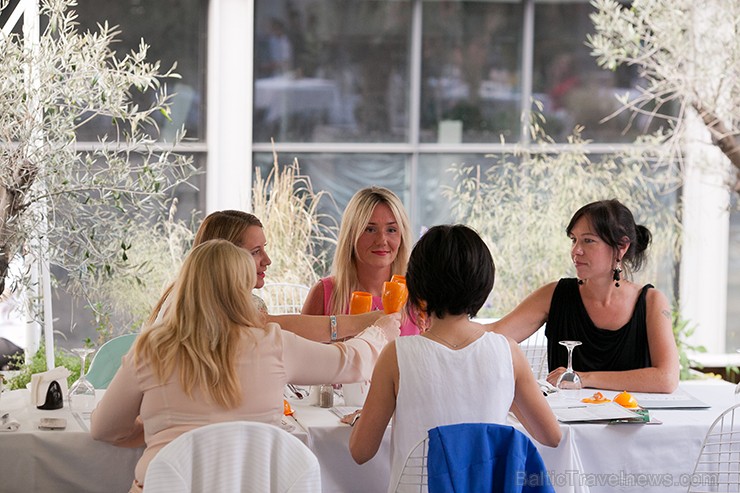 Sadarbībā ar Veuve Clicquot restorāna SEZONA dzirkstošajā vakarā tiek baudīta vasarīga mūzika, šampanietis un uzkodas Sadarbībā ar Veuve Clicquot restorāna SEZONA dzirkstošajā vakarā tiek baudīta vasarīga mūzika, šampanietis un uzkodas 156571