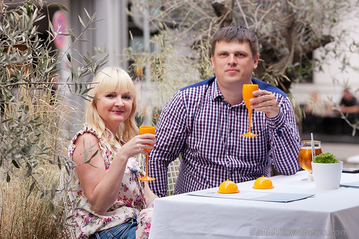 Sadarbībā ar Veuve Clicquot restorāna SEZONA dzirkstošajā vakarā tiek baudīta vasarīga mūzika, šampanietis un uzkodas Sadarbībā ar Veuve Clicquot restorāna SEZONA dzirkstošajā vakarā tiek baudīta vasarīga mūzika, šampanietis un uzkodas 156575