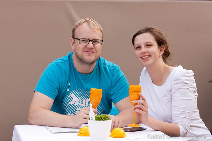 Sadarbībā ar Veuve Clicquot restorāna SEZONA dzirkstošajā vakarā tiek baudīta vasarīga mūzika, šampanietis un uzkodas Sadarbībā ar Veuve Clicquot restorāna SEZONA dzirkstošajā vakarā tiek baudīta vasarīga mūzika, šampanietis un uzkodas 156581