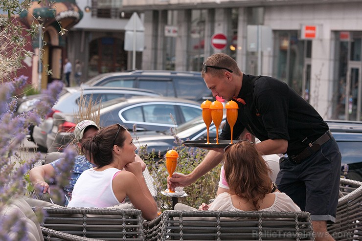 Sadarbībā ar Veuve Clicquot restorāna SEZONA dzirkstošajā vakarā tiek baudīta vasarīga mūzika, šampanietis un uzkodas Sadarbībā ar Veuve Clicquot restorāna SEZONA dzirkstošajā vakarā tiek baudīta vasarīga mūzika, šampanietis un uzkodas 156585
