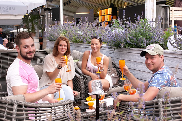 Sadarbībā ar Veuve Clicquot restorāna SEZONA dzirkstošajā vakarā tiek baudīta vasarīga mūzika, šampanietis un uzkodas Sadarbībā ar Veuve Clicquot restorāna SEZONA dzirkstošajā vakarā tiek baudīta vasarīga mūzika, šampanietis un uzkodas 156587