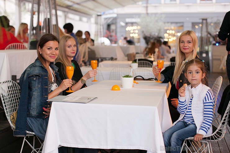 Sadarbībā ar Veuve Clicquot restorāna SEZONA dzirkstošajā vakarā tiek baudīta vasarīga mūzika, šampanietis un uzkodas Sadarbībā ar Veuve Clicquot restorāna SEZONA dzirkstošajā vakarā tiek baudīta vasarīga mūzika, šampanietis un uzkodas 156589