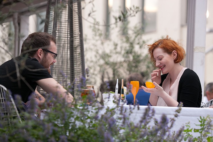 Sadarbībā ar Veuve Clicquot restorāna SEZONA dzirkstošajā vakarā tiek baudīta vasarīga mūzika, šampanietis un uzkodas Sadarbībā ar Veuve Clicquot restorāna SEZONA dzirkstošajā vakarā tiek baudīta vasarīga mūzika, šampanietis un uzkodas 156590