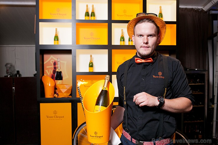 Sadarbībā ar Veuve Clicquot restorāna SEZONA dzirkstošajā vakarā tiek baudīta vasarīga mūzika, šampanietis un uzkodas Sadarbībā ar Veuve Clicquot restorāna SEZONA dzirkstošajā vakarā tiek baudīta vasarīga mūzika, šampanietis un uzkodas 156599