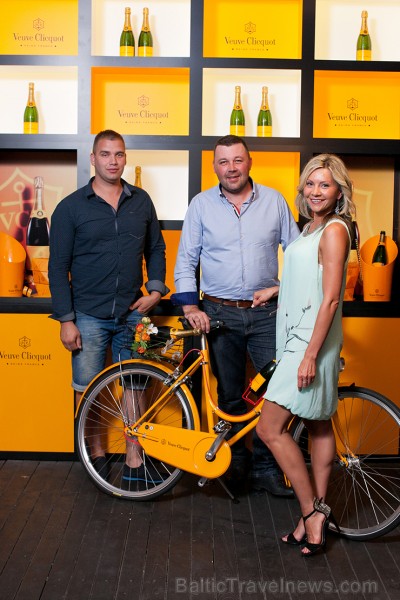 Sadarbībā ar Veuve Clicquot restorāna SEZONA dzirkstošajā vakarā tiek baudīta vasarīga mūzika, šampanietis un uzkodas Sadarbībā ar Veuve Clicquot restorāna SEZONA dzirkstošajā vakarā tiek baudīta vasarīga mūzika, šampanietis un uzkodas 156600