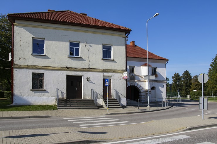 Senāko Priekules muižas saimniecības pagalmu sargāja vareni, nocietināti caurbraucamie vārti, kas tautā ieguvuši savu tagadējo nosaukumu - Zviedru vār Senāko Priekules muižas saimniecības pagalmu sargāja vareni, nocietināti caurbraucamie vārti, kas tautā ieguvuši savu tagadējo nosaukumu - Zviedru vār 162281