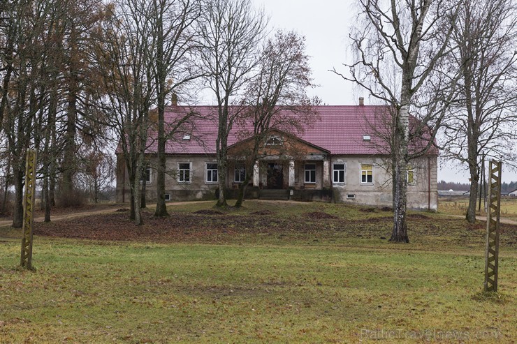 Pēckara gados kungu mājas stāvoklis ir pasliktinājies, bet būtiska ēkas atjaunošana veikta pēc tās nokļūšanas Latvijas Universitātes pārvaldībā Pēckara gados kungu mājas stāvoklis ir pasliktinājies, bet būtiska ēkas atjaunošana veikta pēc tās nokļūšanas Latvijas Universitātes pārvaldībā 164671