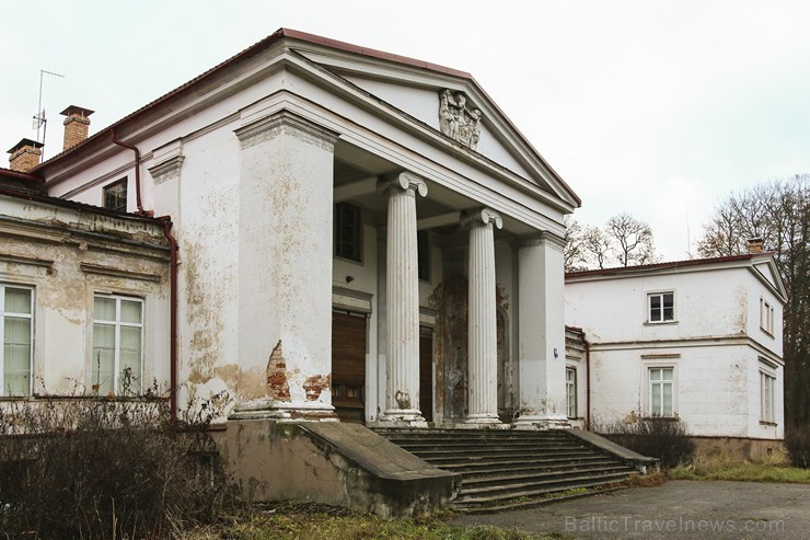 1938. gadā pils telpās ierīkoja Zentenes skolu, taču 2009.gada 1.septembrī skola likvidēta un kopš šī brīža šī ēka netiek pienācīgi apsaimniekota 1938. gadā pils telpās ierīkoja Zentenes skolu, taču 2009.gada 1.septembrī skola likvidēta un kopš šī brīža šī ēka netiek pienācīgi apsaimniekota 165066