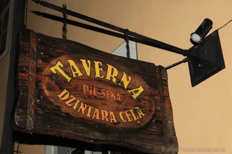 «Tavernā» valda omulīga senlatviska noskaņa, kuru Jūs baudīsiet sveču gaismā, klausoties latviešu dzīvo mūziku «Tavernā» valda omulīga senlatviska noskaņa, kuru Jūs baudīsiet sveču gaismā, klausoties latviešu dzīvo mūziku 169159