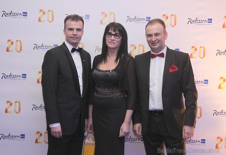 «Radisson Blu Daugava Hotel» ģenerāldirektors Mika Virtanen, pārdošanas un mārketinga nodaļas direktore Ludmila Holz un «Novatours» vadītājs / Gada ci 169576