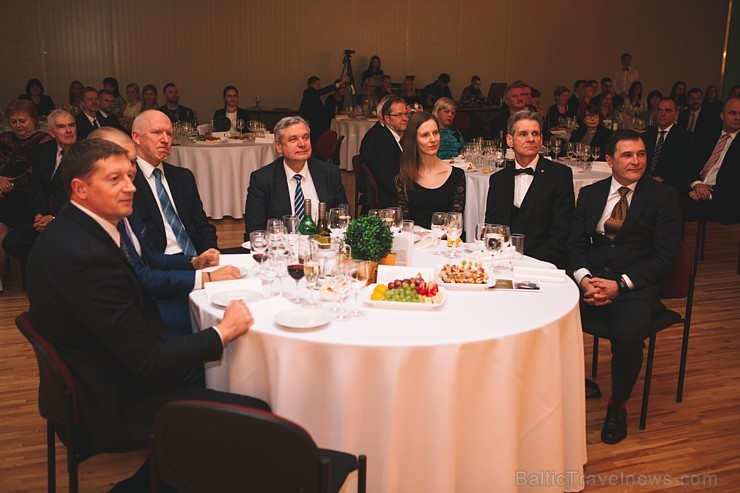 Gada Balvu «Brīvība. Uzņēmība. Kompetence.» saņem labākie Biznesa augstskolas «Turība» absolventi Gada Balvu «Brīvība. Uzņēmība. Kompetence.» saņem labākie Biznesa augstskolas «Turība» absolventi 172657