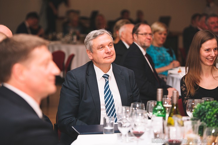 Gada Balvu «Brīvība. Uzņēmība. Kompetence.» saņem labākie Biznesa augstskolas «Turība» absolventi Gada Balvu «Brīvība. Uzņēmība. Kompetence.» saņem labākie Biznesa augstskolas «Turība» absolventi 172671