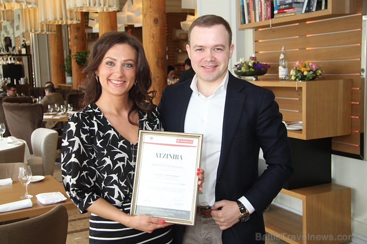 Centurion Hospitality vadītājs Didzis Grāvītis sveic pētījuma uzvarētāju - restorāna «Bibliotēka Nr.1» vadītāju Inesi Dzelmi 172957