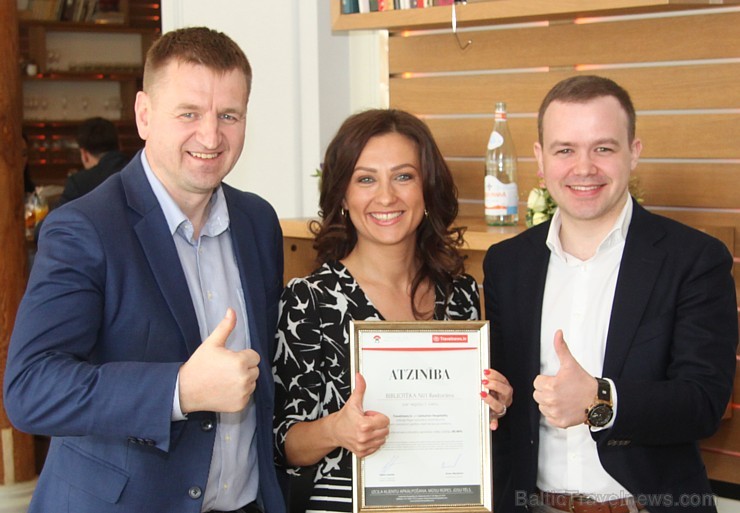 BalticTravelnews.com vadītājs Aivars Mackevičs un Centurion Hospitality vadītājs Didzis Grāvītis sveic pētījuma uzvarētāju - restorāna «Bibliotēka Nr. BalticTravelnews.com vadītājs Aivars Mackevičs un Centurion Hospitality vadītājs Didzis Grāvītis sveic pētījuma uzvarētāju - restorāna «Bibliotēka Nr. 172958