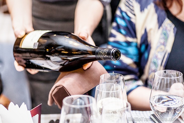 Restorānā «Melnā Bite» bauda Chablis reģiona vīnu «Domaine de Laroche» gardēžu vakariņas 173019