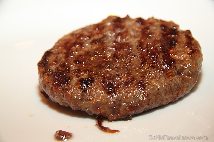 Travelnews.lv redakcija apciemoja Street Burgers un piefiksēja solījumu, ka Īsts burgers vispirms sākas ar īstu gaļu no Latvijas zemniekiem Travelnews.lv redakcija apciemoja Street Burgers un piefiksēja solījumu, ka Īsts burgers vispirms sākas ar īstu gaļu no Latvijas zemniekiem 174960