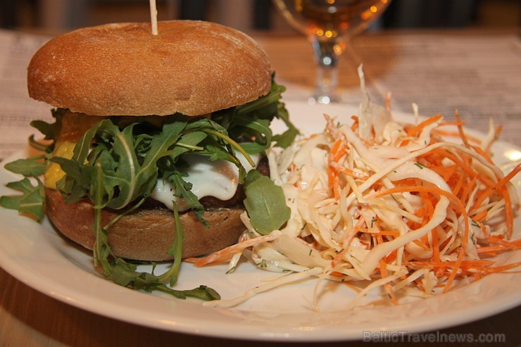 Travelnews.lv redakcija apciemoja Street Burgers un piefiksēja solījumu, ka Īsts burgers vispirms sākas ar īstu gaļu no Latvijas zemniekiem Travelnews.lv redakcija apciemoja Street Burgers un piefiksēja solījumu, ka Īsts burgers vispirms sākas ar īstu gaļu no Latvijas zemniekiem 174961