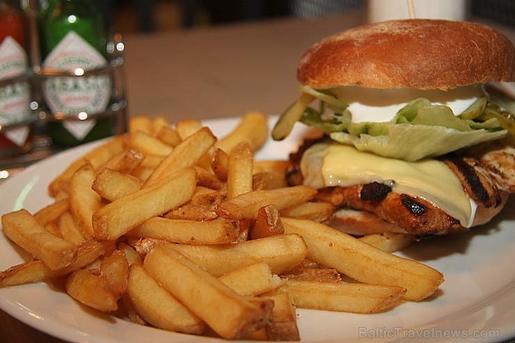 Travelnews.lv redakcija apciemoja Street Burgers un piefiksēja solījumu, ka Īsts burgers vispirms sākas ar īstu gaļu no Latvijas zemniekiem Travelnews.lv redakcija apciemoja Street Burgers un piefiksēja solījumu, ka Īsts burgers vispirms sākas ar īstu gaļu no Latvijas zemniekiem 174962