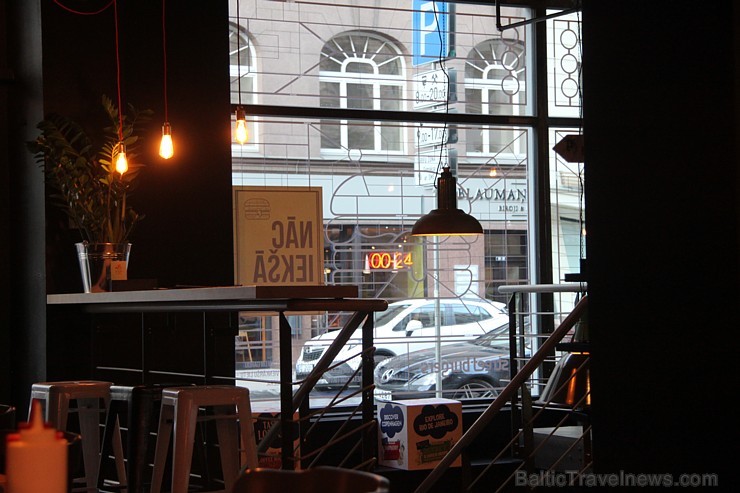 Travelnews.lv redakcija apciemoja Street Burgers un piefiksēja solījumu, ka Īsts burgers vispirms sākas ar īstu gaļu no Latvijas zemniekiem Travelnews.lv redakcija apciemoja Street Burgers un piefiksēja solījumu, ka Īsts burgers vispirms sākas ar īstu gaļu no Latvijas zemniekiem 174969