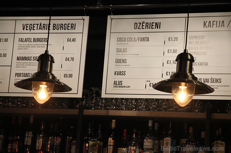 Travelnews.lv redakcija apciemoja Street Burgers un piefiksēja solījumu, ka Īsts burgers vispirms sākas ar īstu gaļu no Latvijas zemniekiem Travelnews.lv redakcija apciemoja Street Burgers un piefiksēja solījumu, ka Īsts burgers vispirms sākas ar īstu gaļu no Latvijas zemniekiem 174972